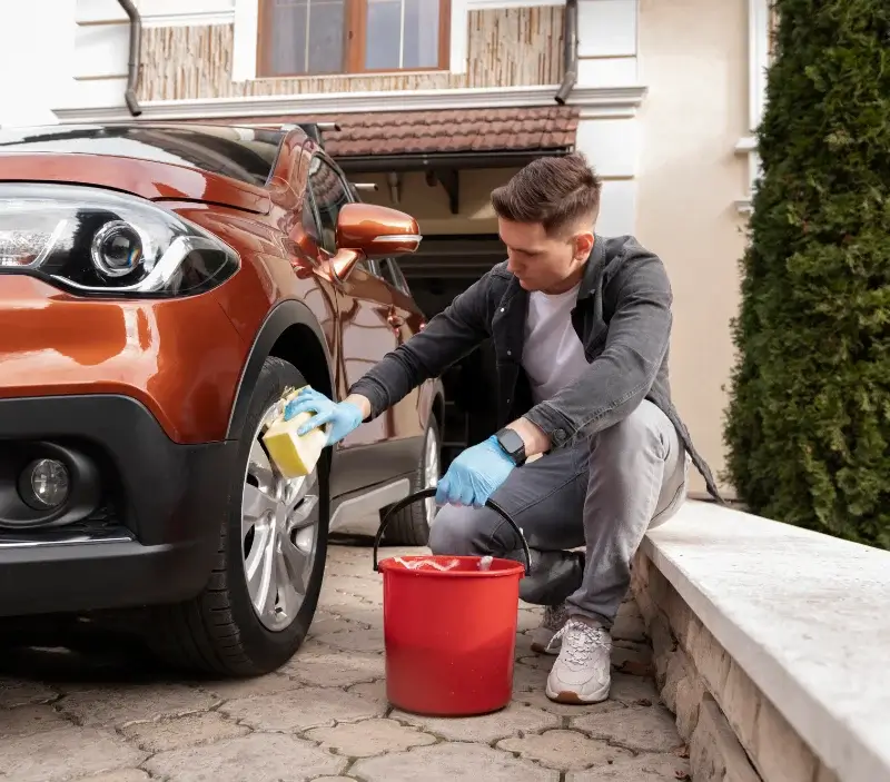 Lavage auto à domicile Gouézec : professionnel intervenant sur un véhicule